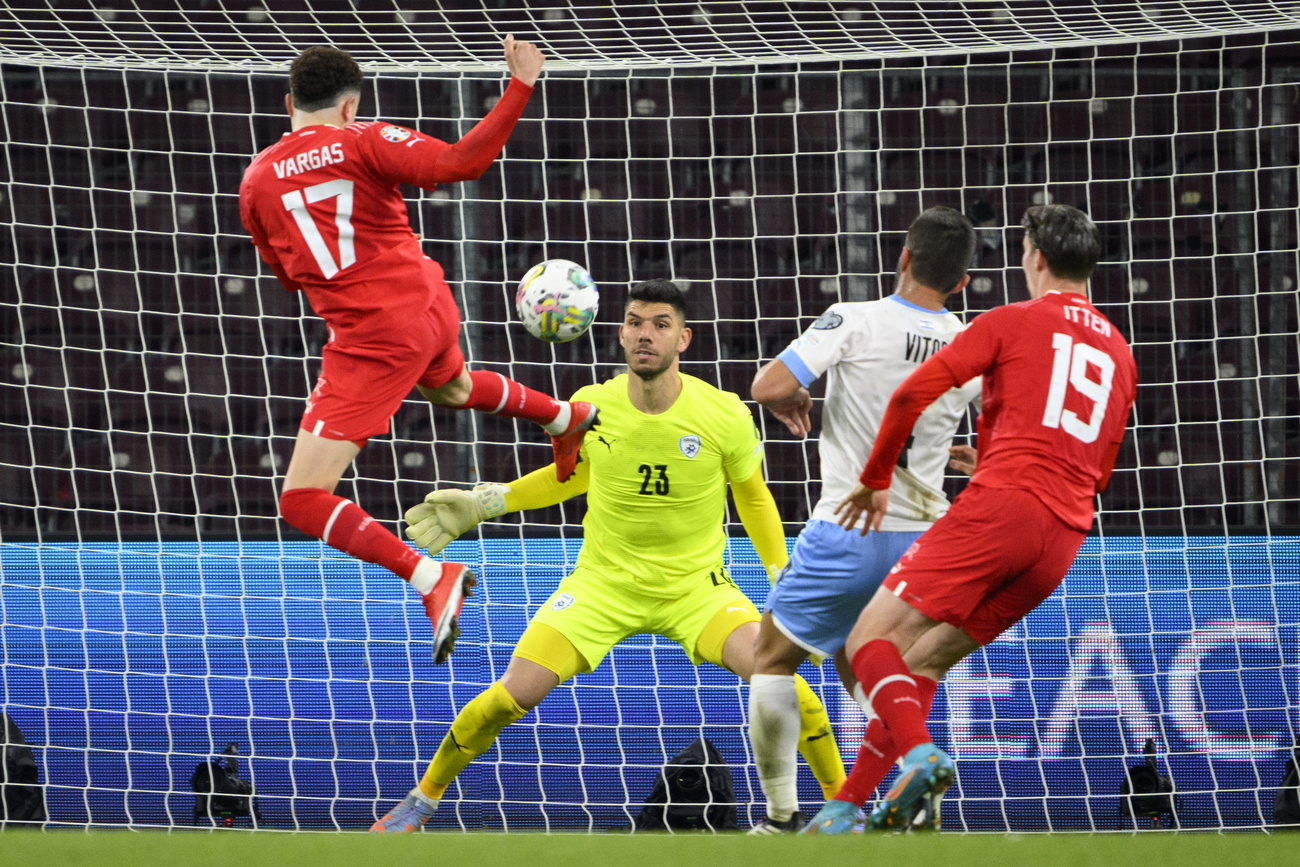 Ruben Vargas schiesst das 1:0 für die Schweiz gegen Israel