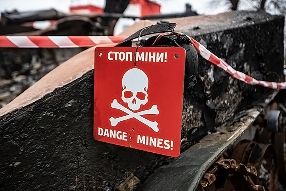 Señal de advertencia de mina en Ucrania