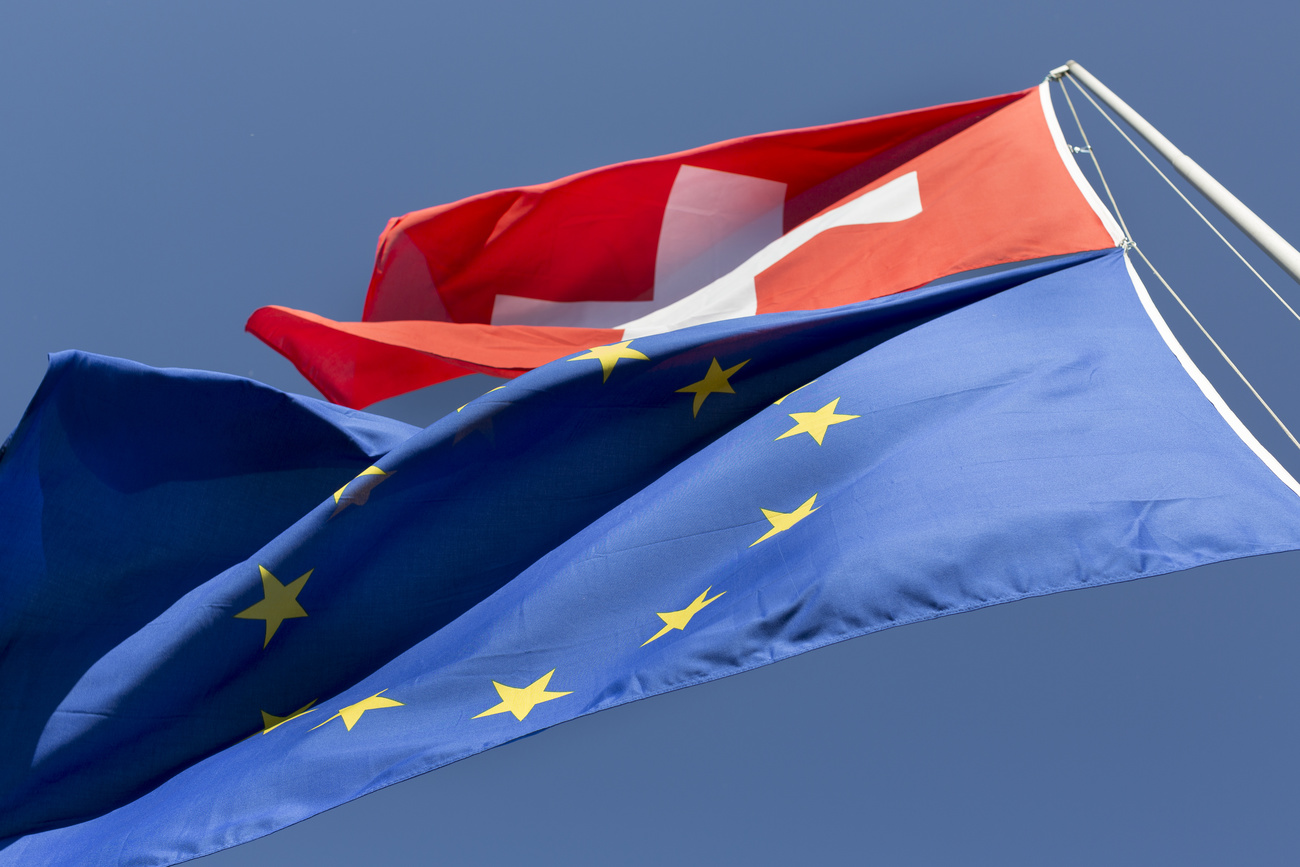 Banderas de Suiza y la UE al viento
