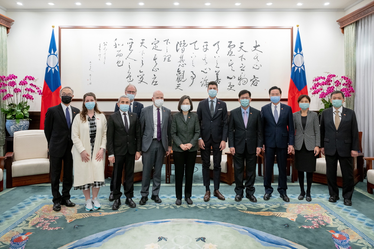 法比安·莫利納(右五)與台灣總統蔡英文(左六)在台北總統府一起合影，攝於2023年2月6日，瑞士議會代表團訪問台灣期間。