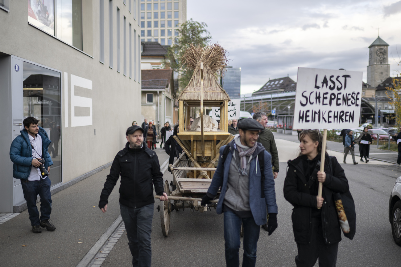 圣加仑为木乃伊Schepenese举行的街头活动。牌子上写：让Schepenese回家。