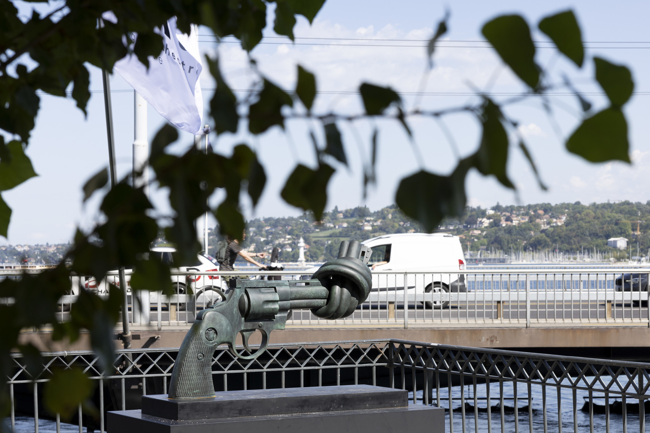 منحوتة ترمز للسلام بجوار جسر في جنيف