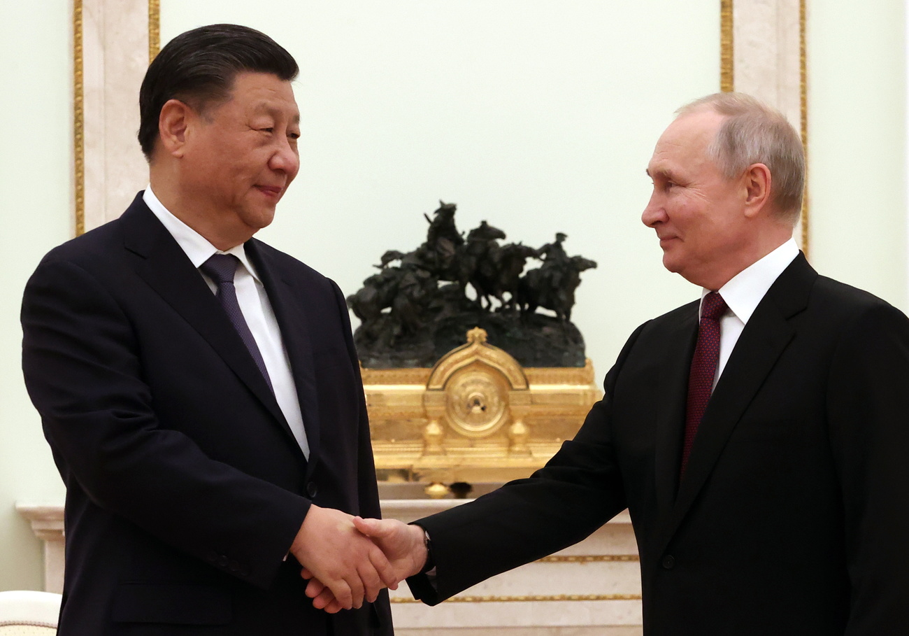 stretta di mano tra Vladimir Putin e Xi Jinping