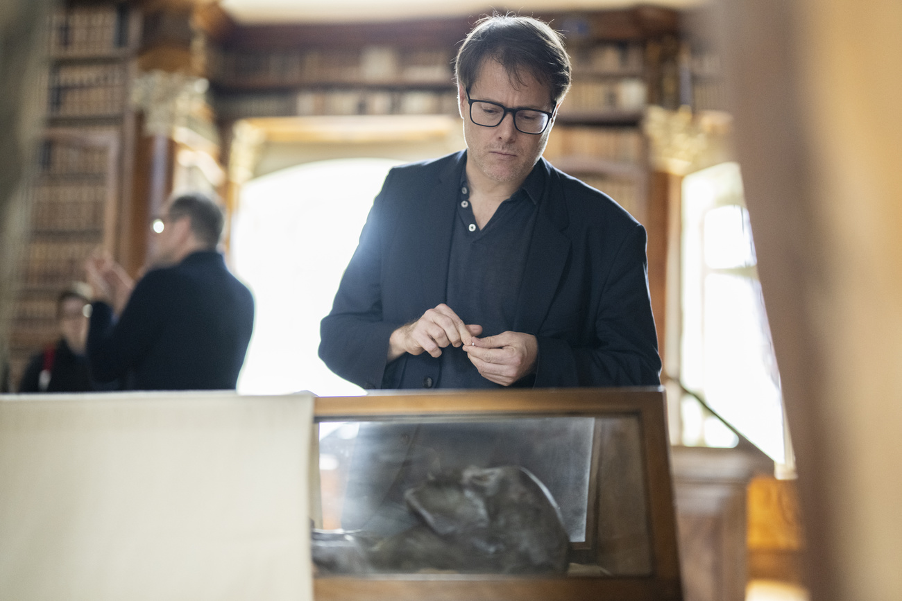 瑞士戲劇家Milo Rau在聖加侖的修道院圖書館中查看Schepenese木乃伊，他想把木乃伊送回埃及。