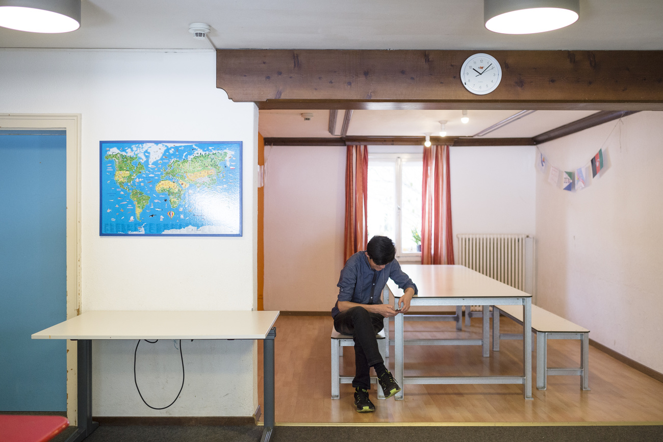 Junger Mann in einem Zentrum