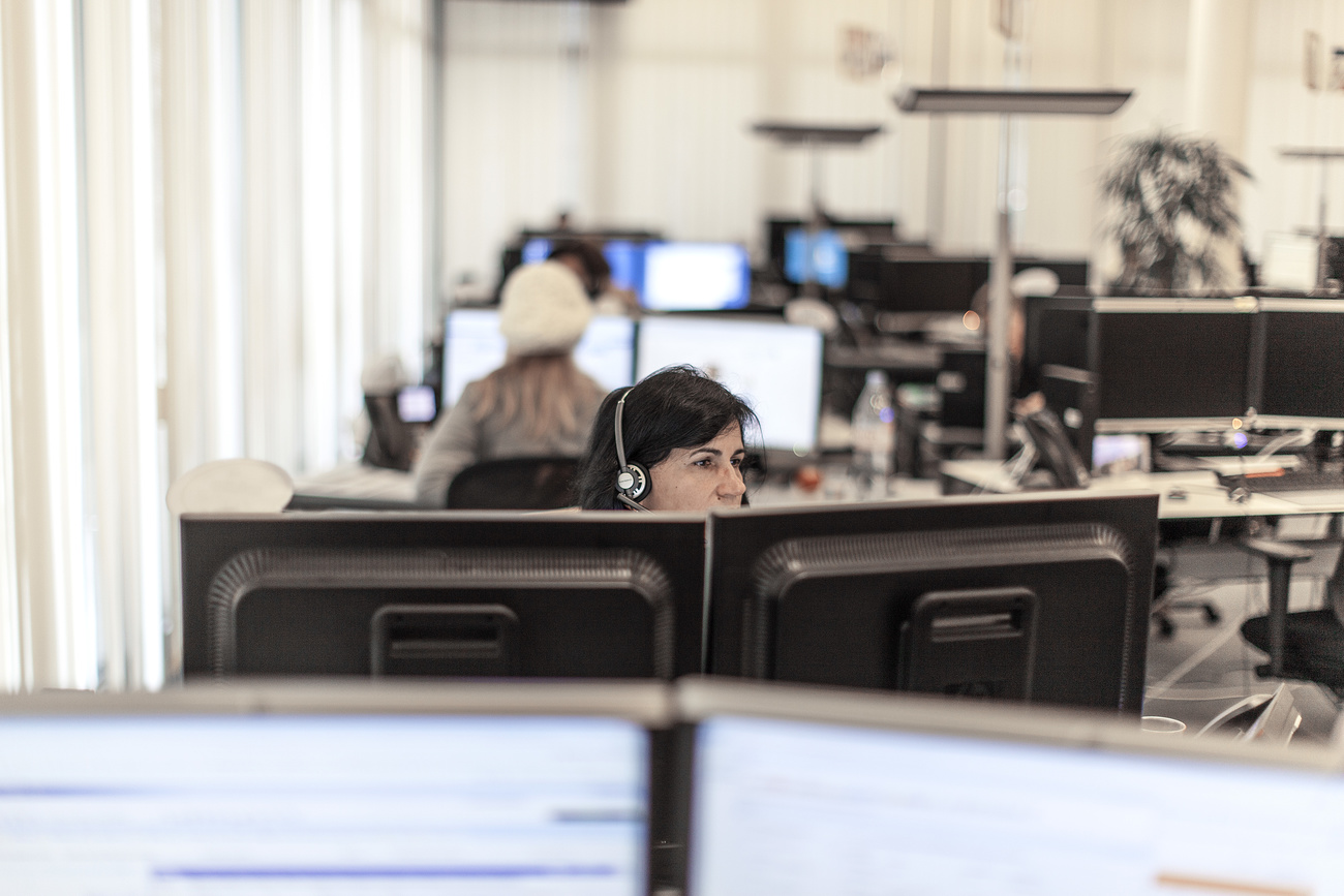 Personas trabajando en una oficina diáfana