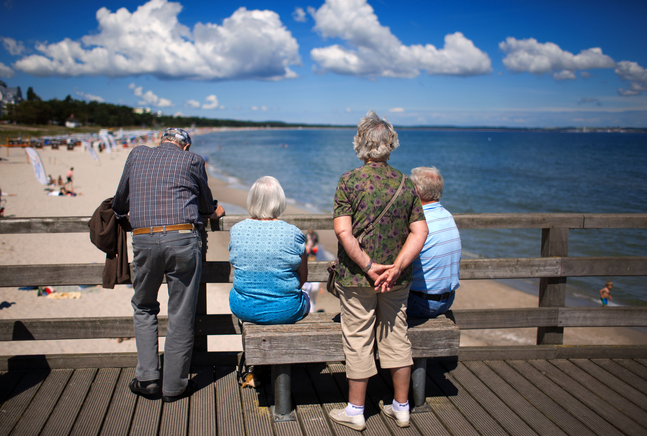 Persone anziane in spiaggia