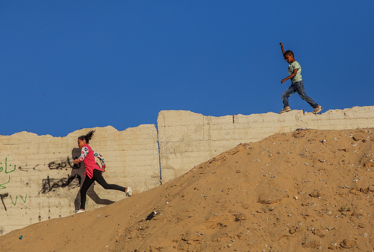 Enfants courant dans un camp de réfugiés en Palestine