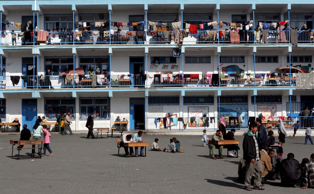 Cour d école avec un bâtiment derrière