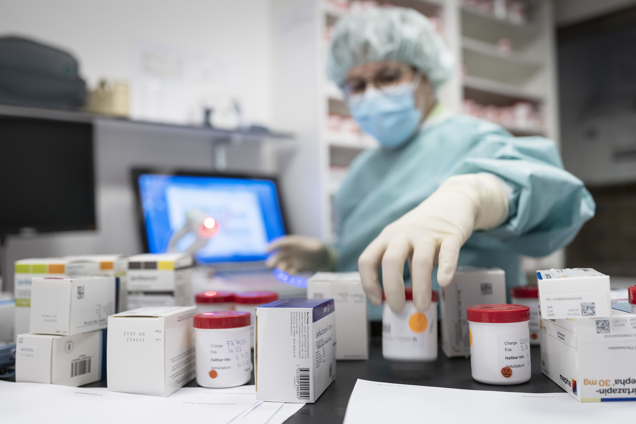 علب أدوية مصففة فوق منضدة