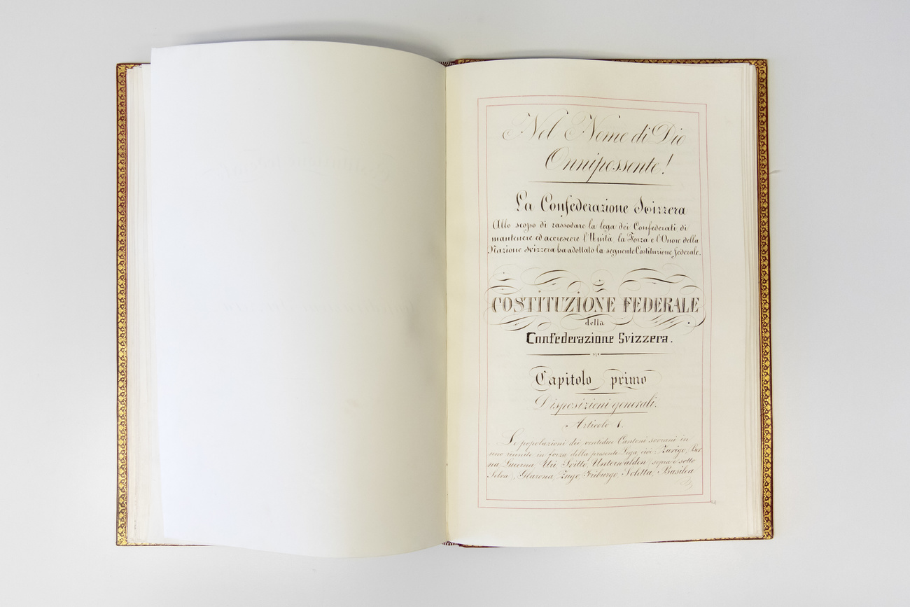 La prima Costituzione federale del 1848 conservata negli archivi federali di Berna.