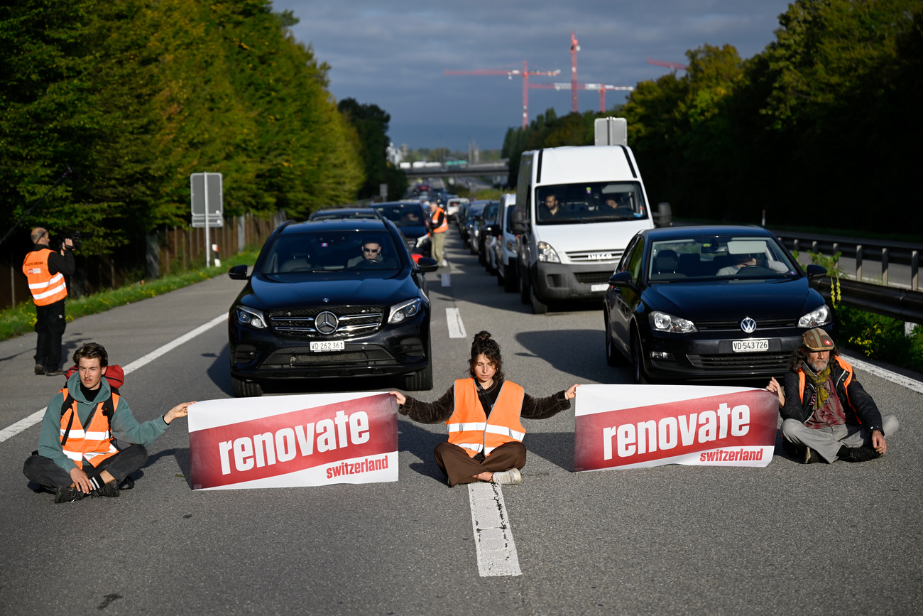 2022年10月4日、ローザンヌでリノベート・スイスの環境活動家が高速道路A1を封鎖