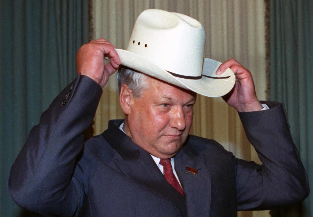 Boris Eltsin con un cappello da cowboy