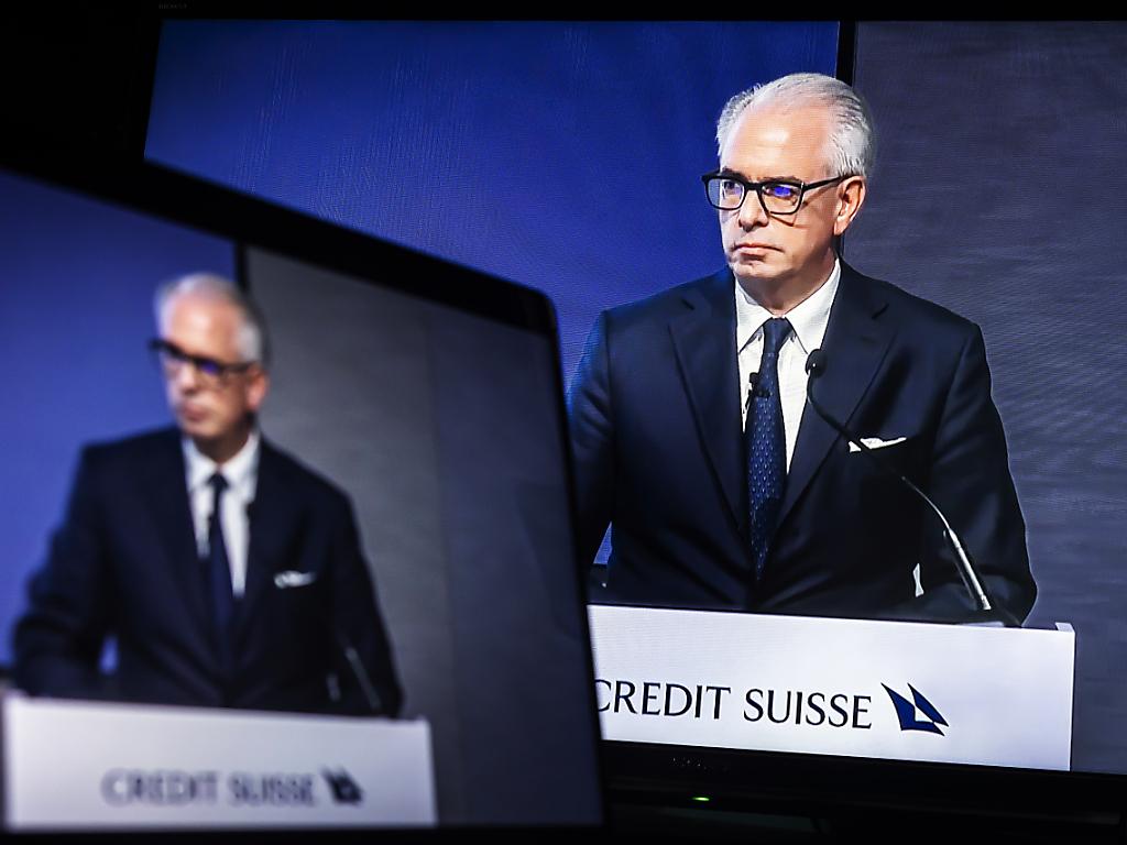 Credit-Suisse-Chef Ulrich Körner am Rednerpult mit Mikrofon