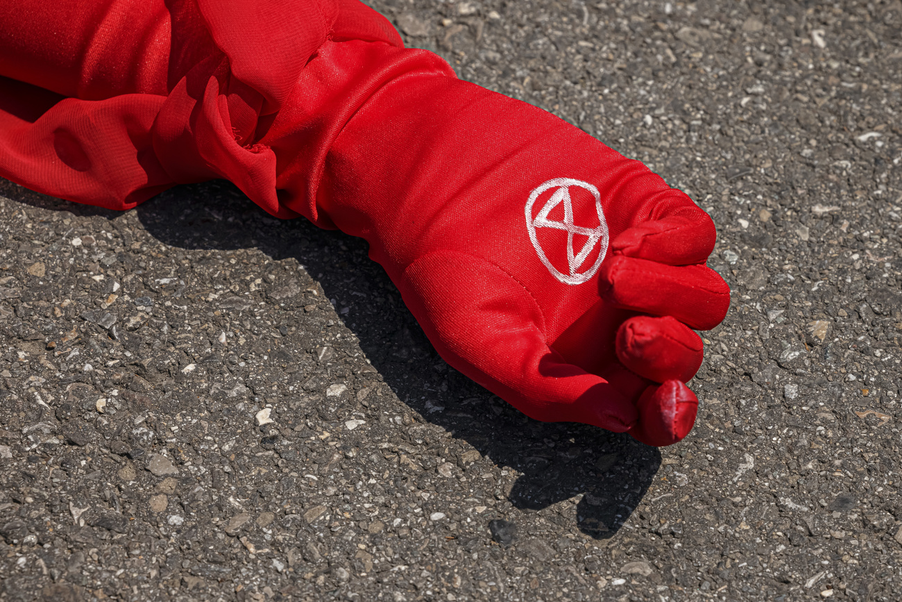 Roter Handschuh mit dem Symbol von Extinction Rebellion