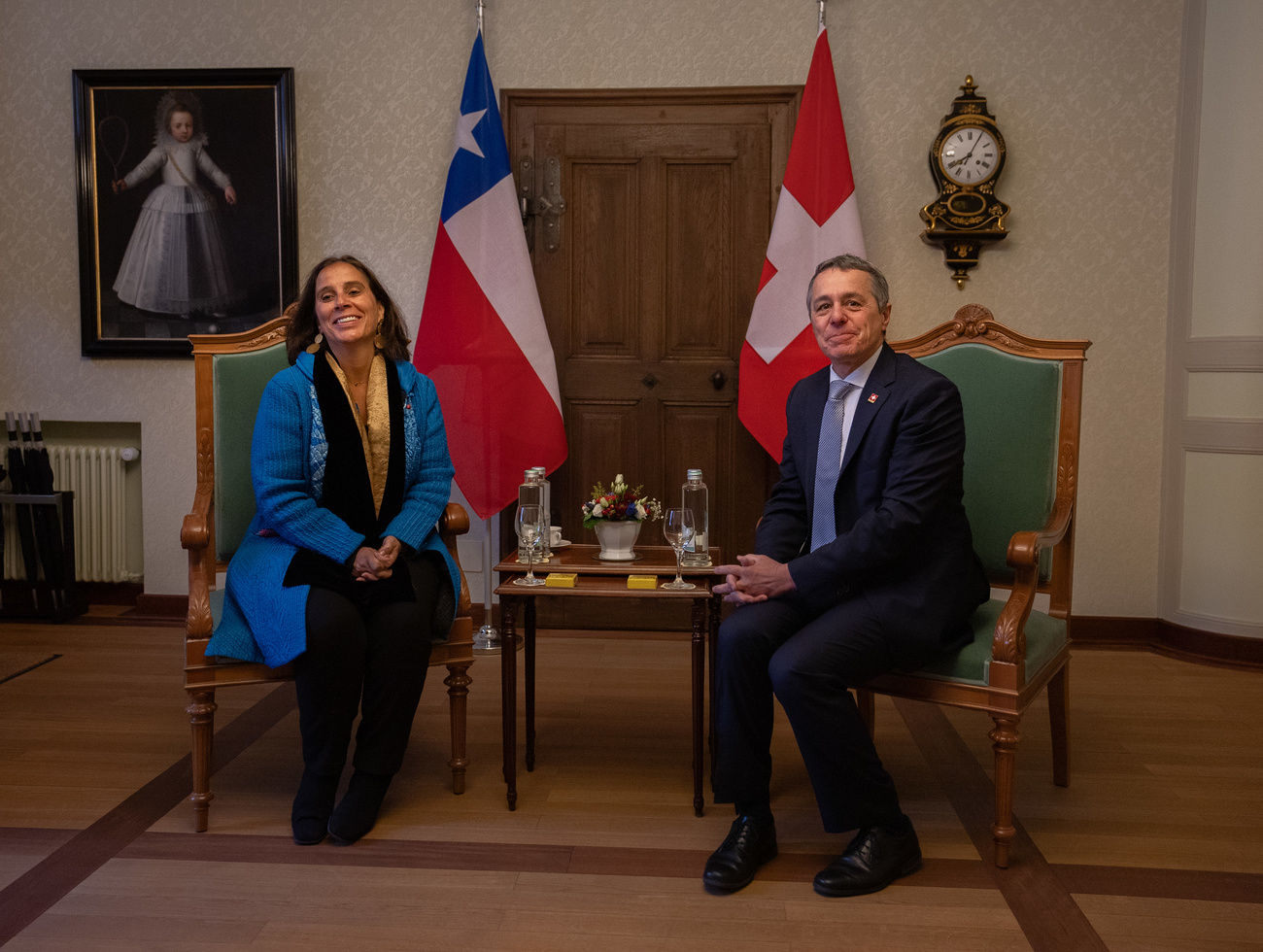 Los ministros de Asuntos Exteriores de Chile y Suiza posan para un fotógrafo