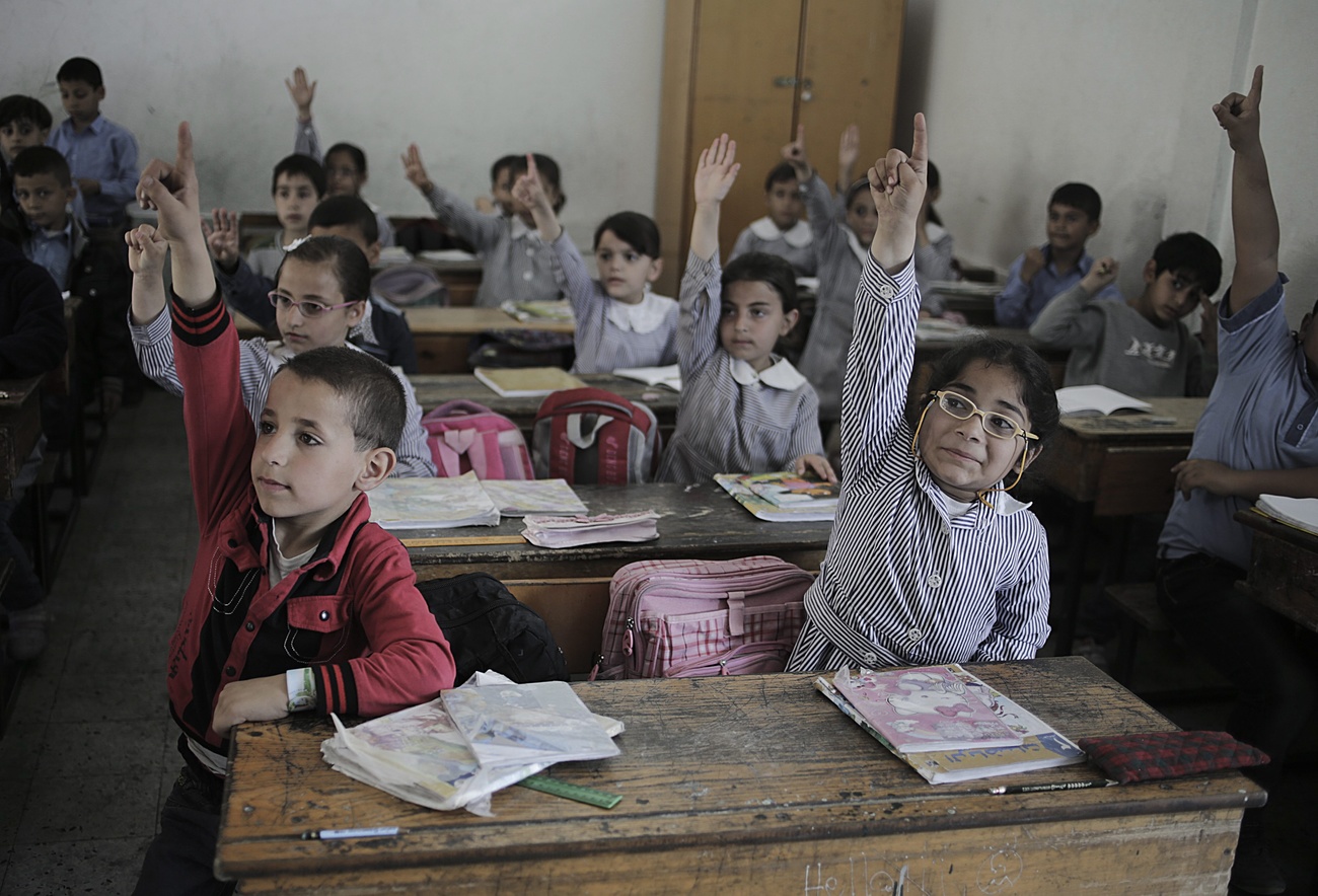 Enfants levant la main dans une classe