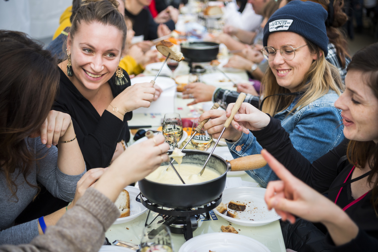 persone che mangiano una fondue