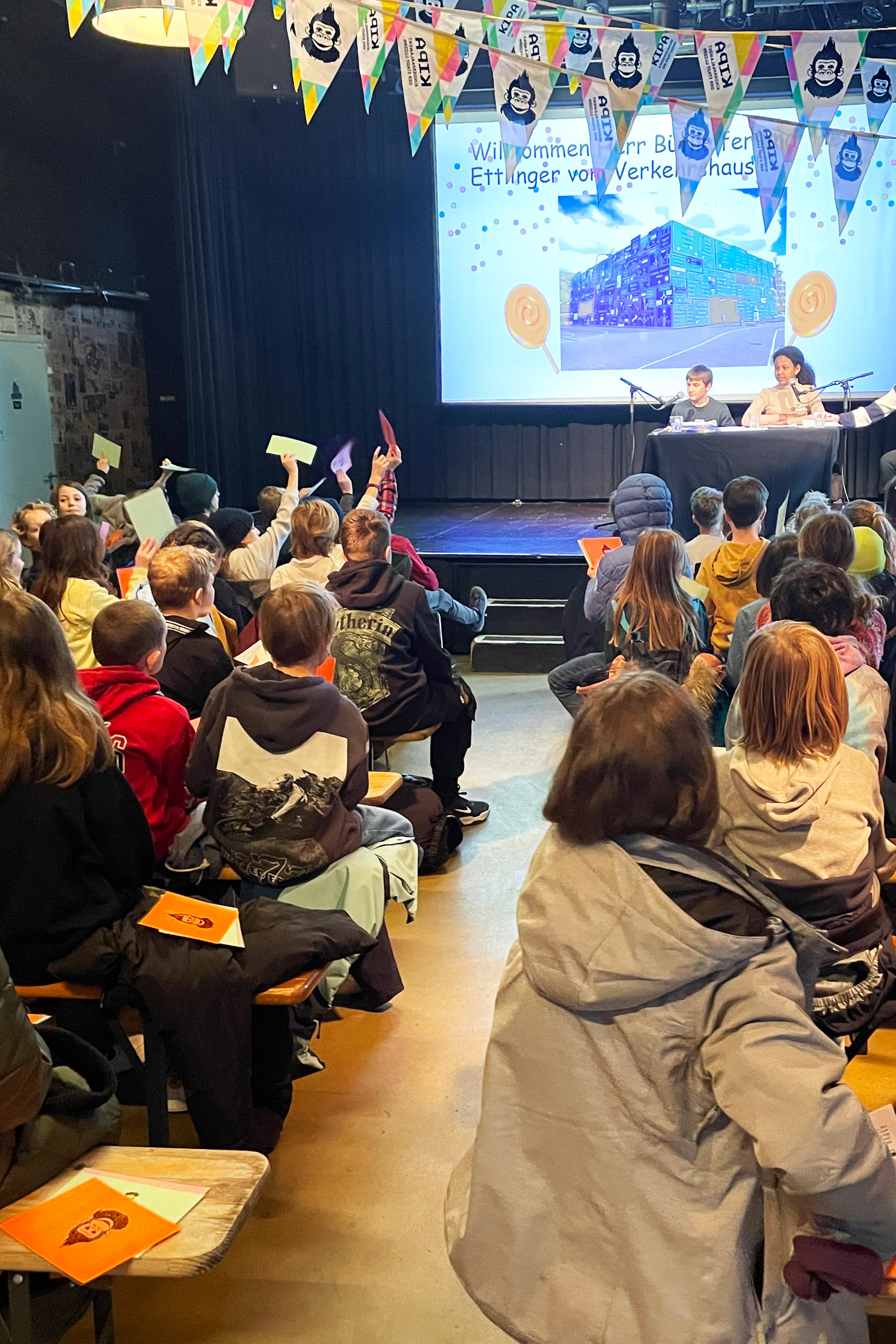 Kinder beim Abstimmen