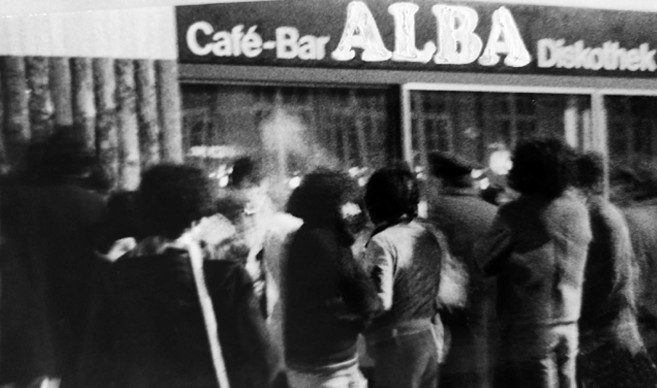 folla riunita davanti a un locale