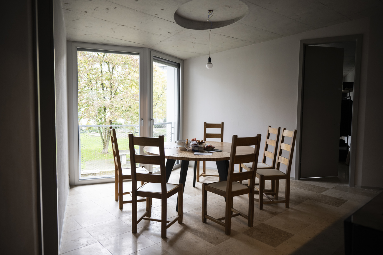 un salle avec une table et des chaises