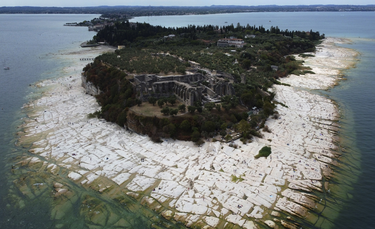 Le rive della penisola di Sirmione, sul Lago di Garda, nell agosto 2022.