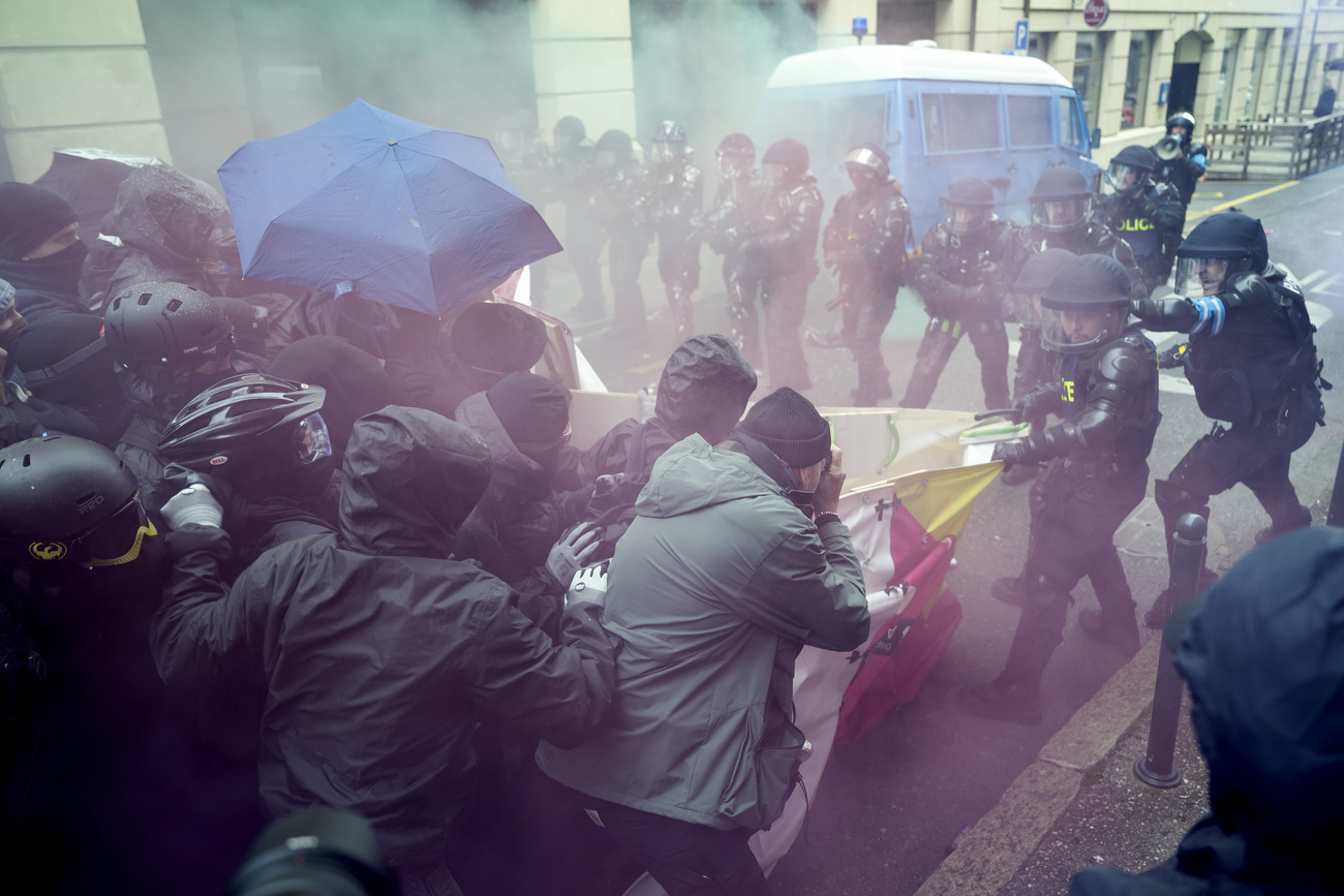 Scontri tra manifestanti di sinistra e polizia a Ginevra