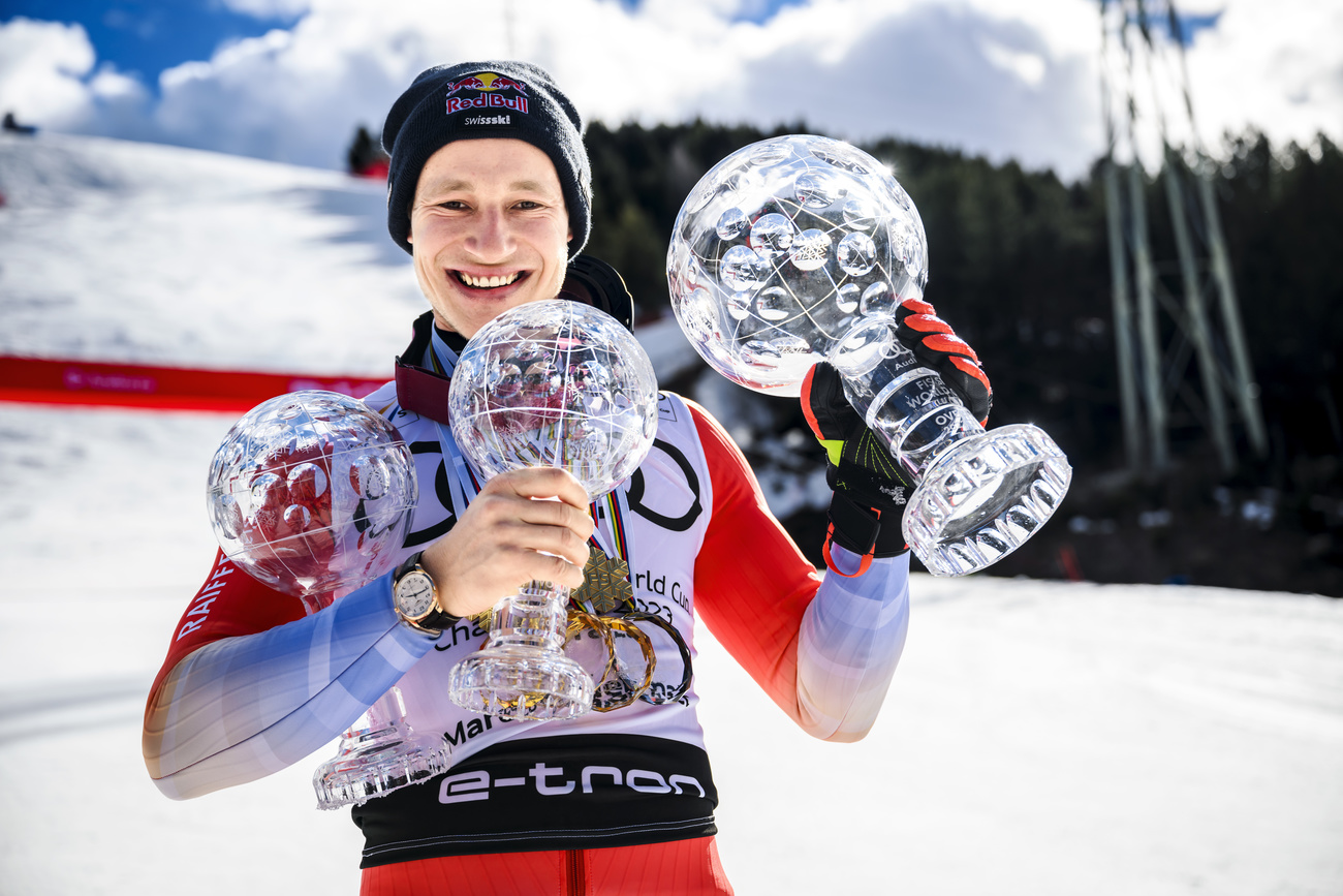 Skirennfahrer Marco Odermatt mit einer grossen und zwei kleinen Kristallkugeln