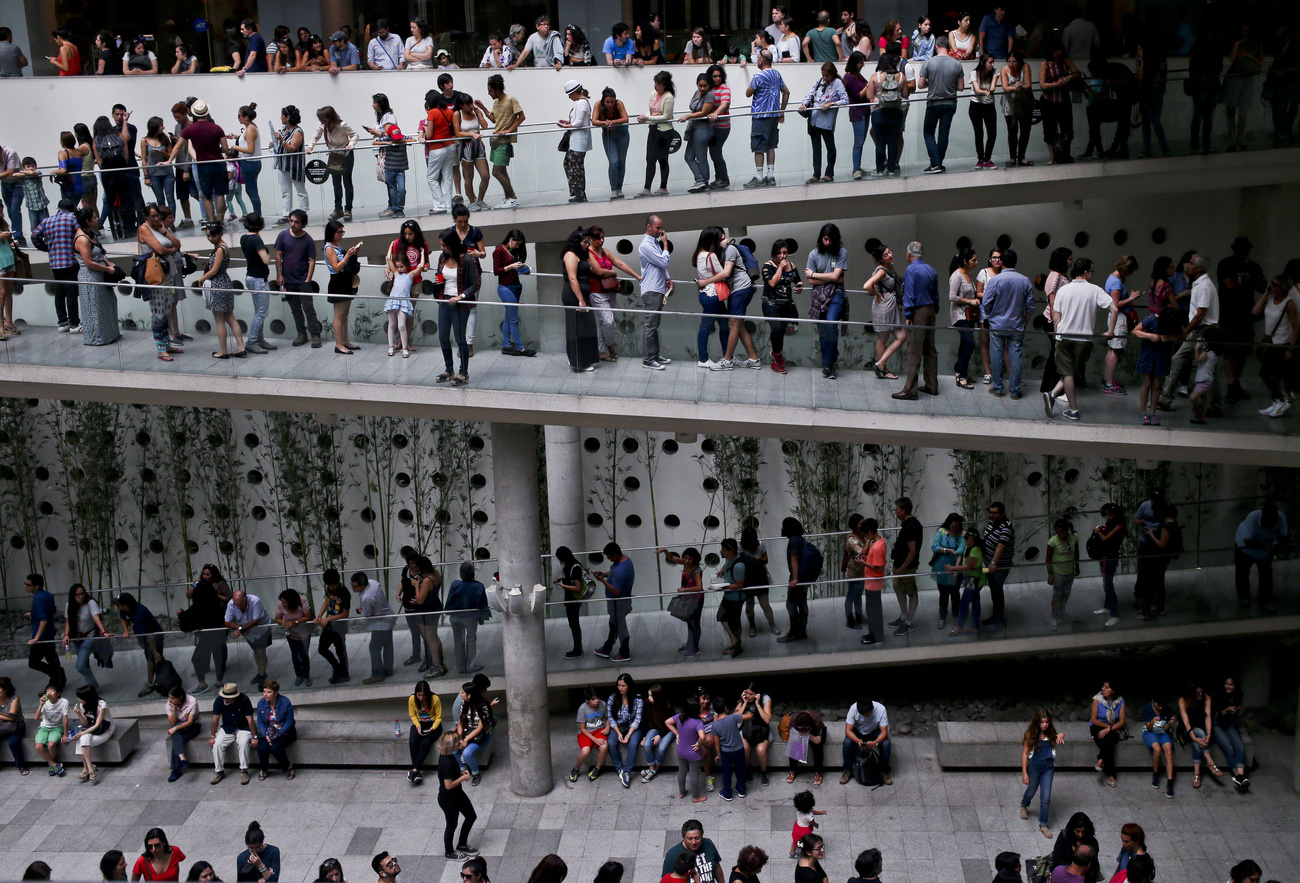 Fila de pessoas em um prédio