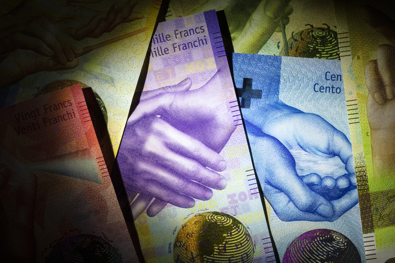 أوراق مالية سويسرية من فئة مئة وألف فرنك