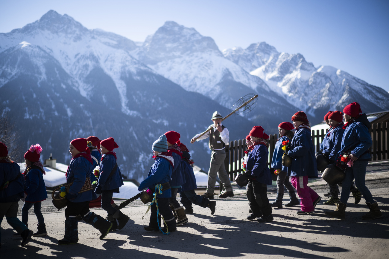 Kinderumzug in Zuoz mit den Alpen im Hintergrund