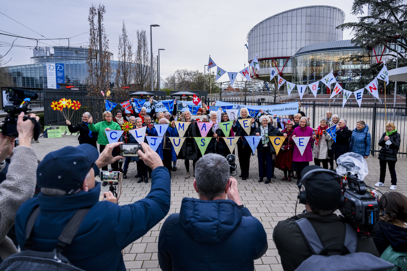 Klimaseniorinnen vor dem Europäischen Gerichtshof für Menschenrechte in Strassburg