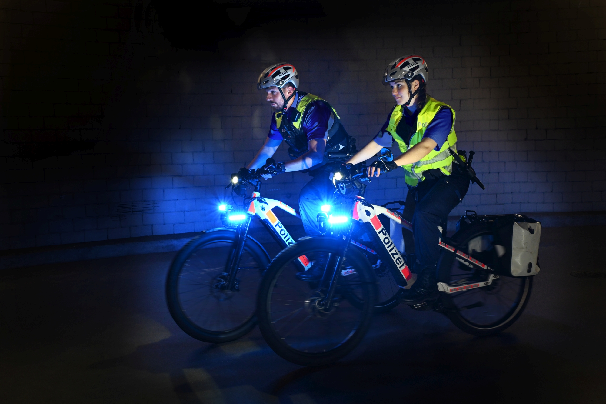 E-bikes with flashing lights