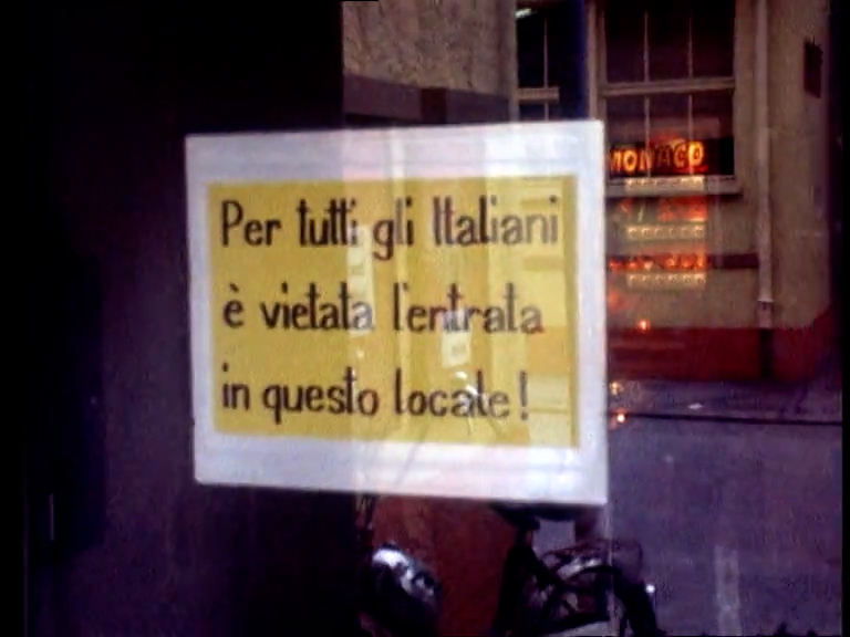 cartello all entrata di un bar