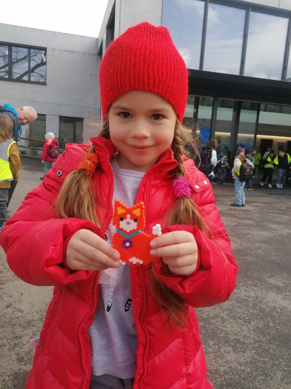 Ein kleines Mädchen in roter Kleidung