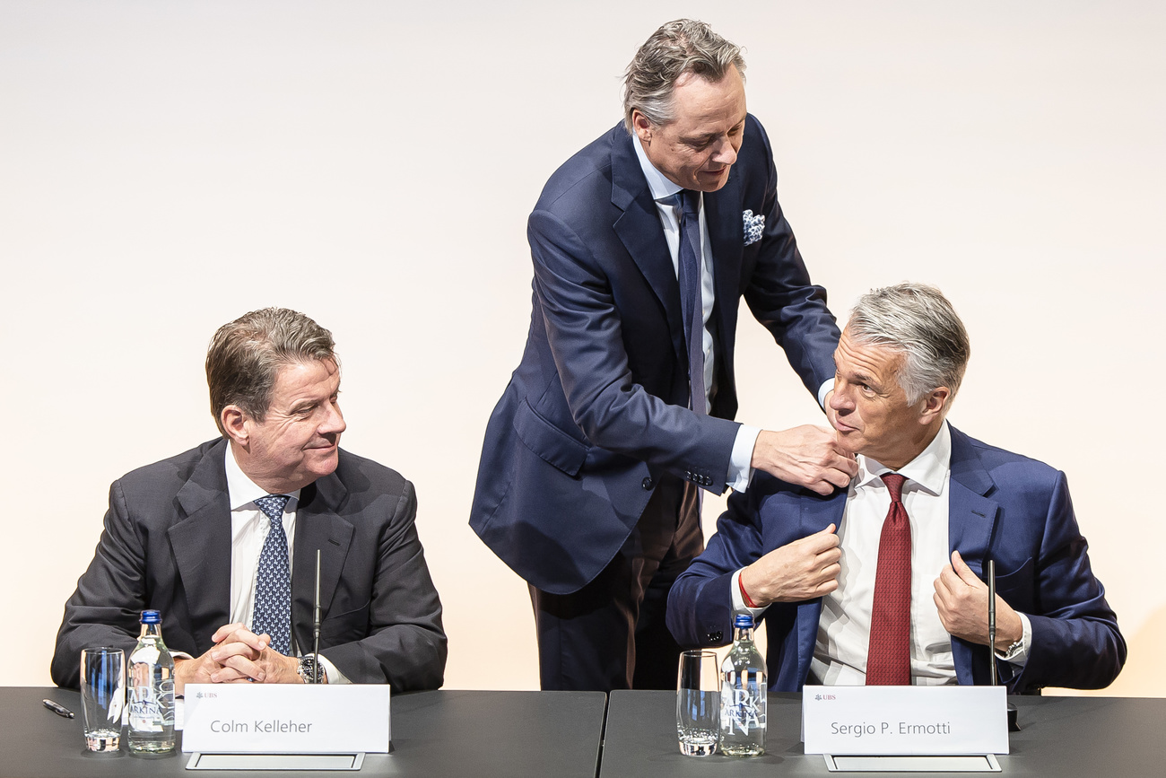 Drei Männer in teuren Anzügen