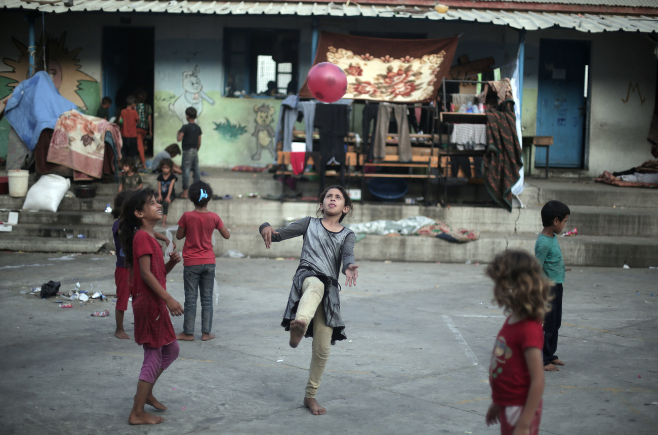 Petites filles palestinienne jouant avec un ballon