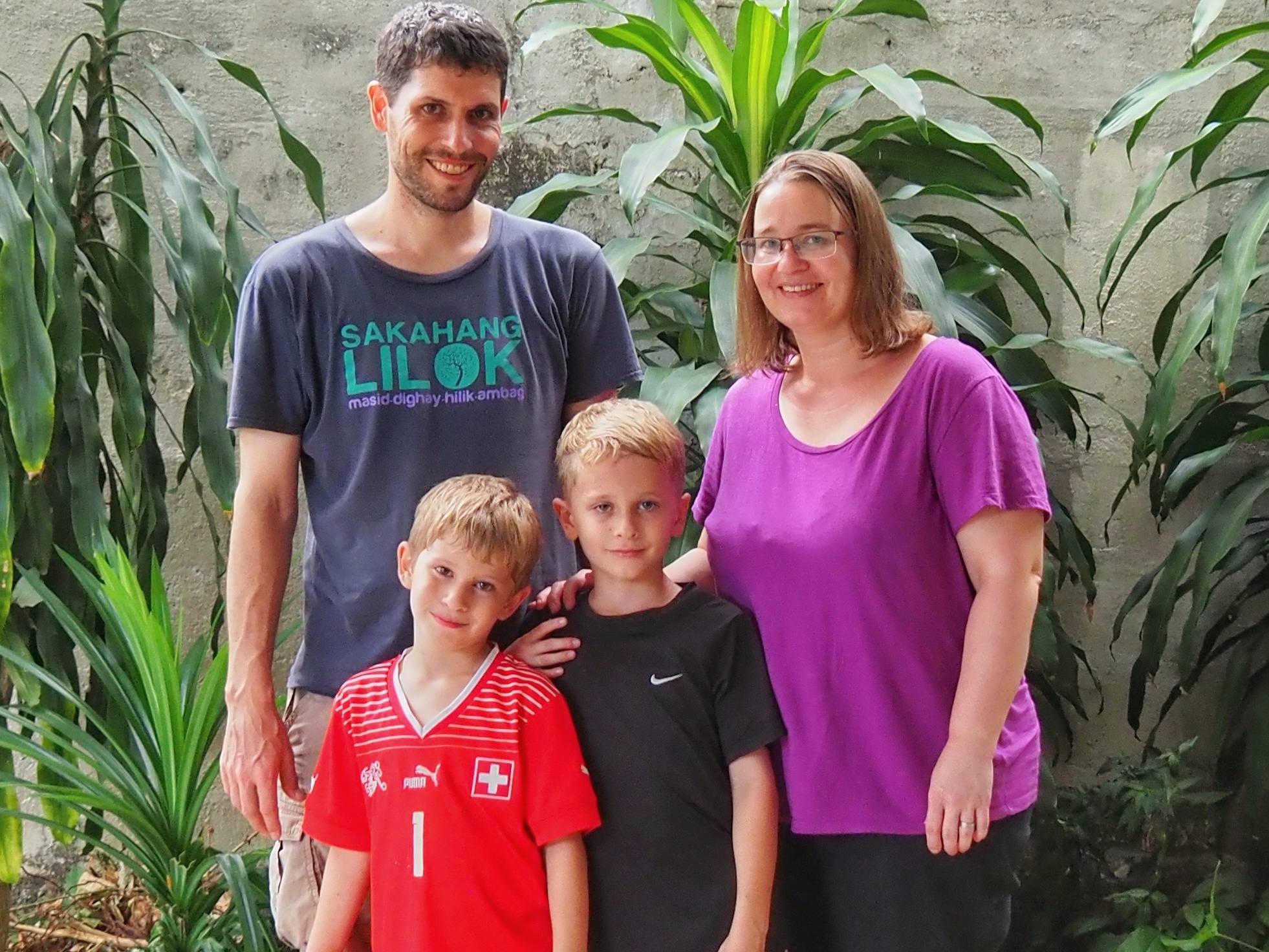 Stankowski家庭合影。爸爸Simon、媽媽Barbara和他們的兩個兒子Micha(紅衣)和Noel(黑衣)。