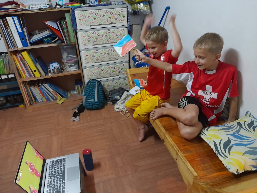 Les enfants Noel et Micha Stankowski regardent un match de football
