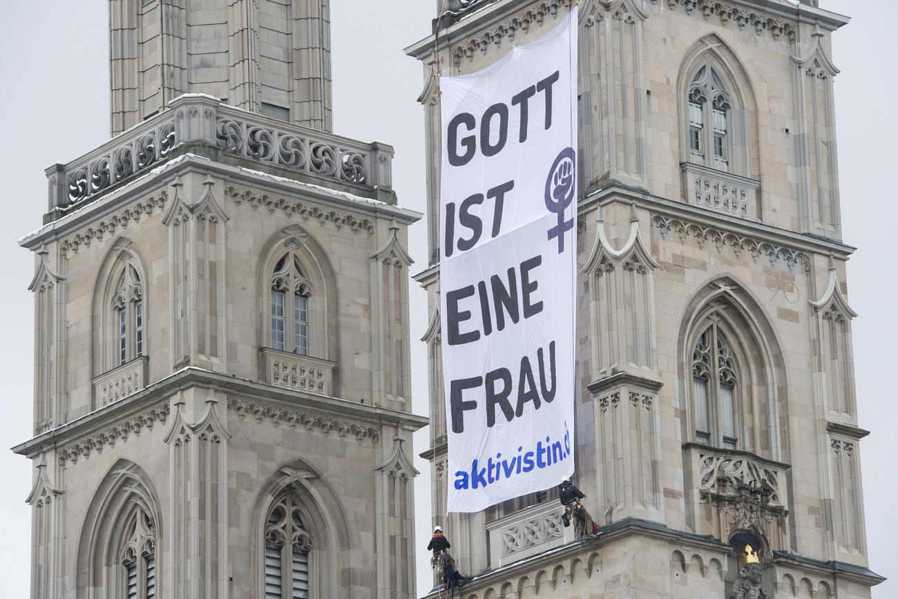 Striscione di protesta sui campanili della chiesa di Zurigo