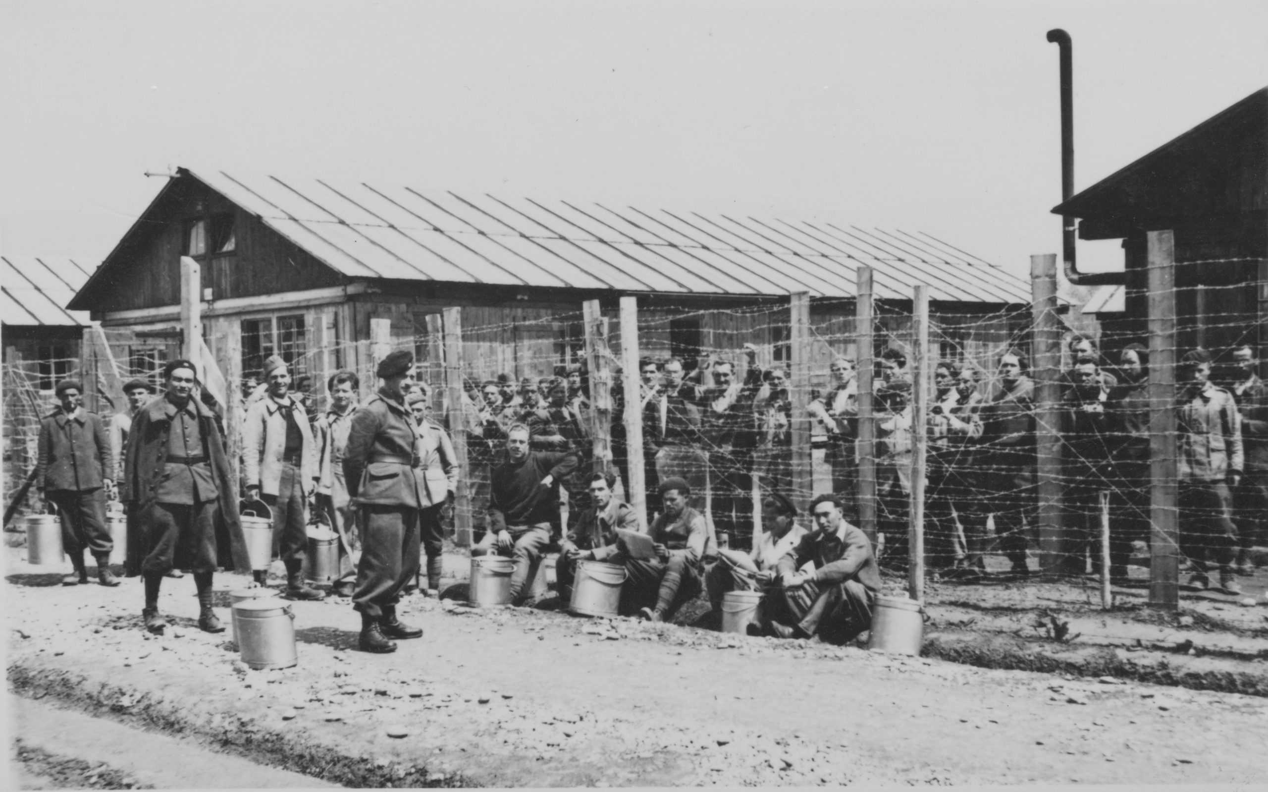 Soldats près de baraquements