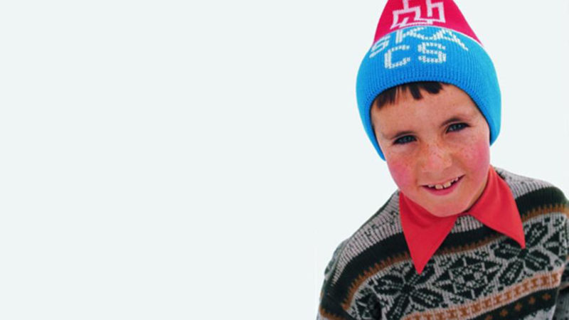 SKAスキー帽をかぶる子供