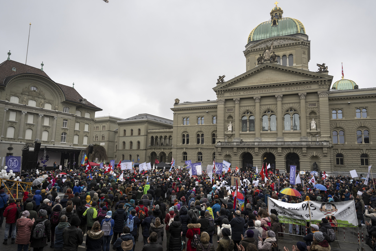 Manifestazione davanti al Parlamento svizzero
