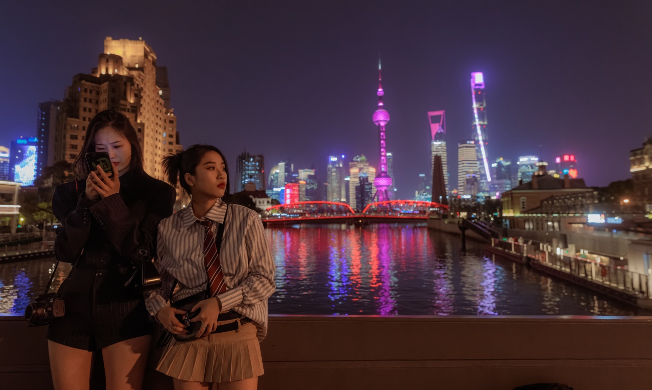 فتاتان في ليل شانغهاي