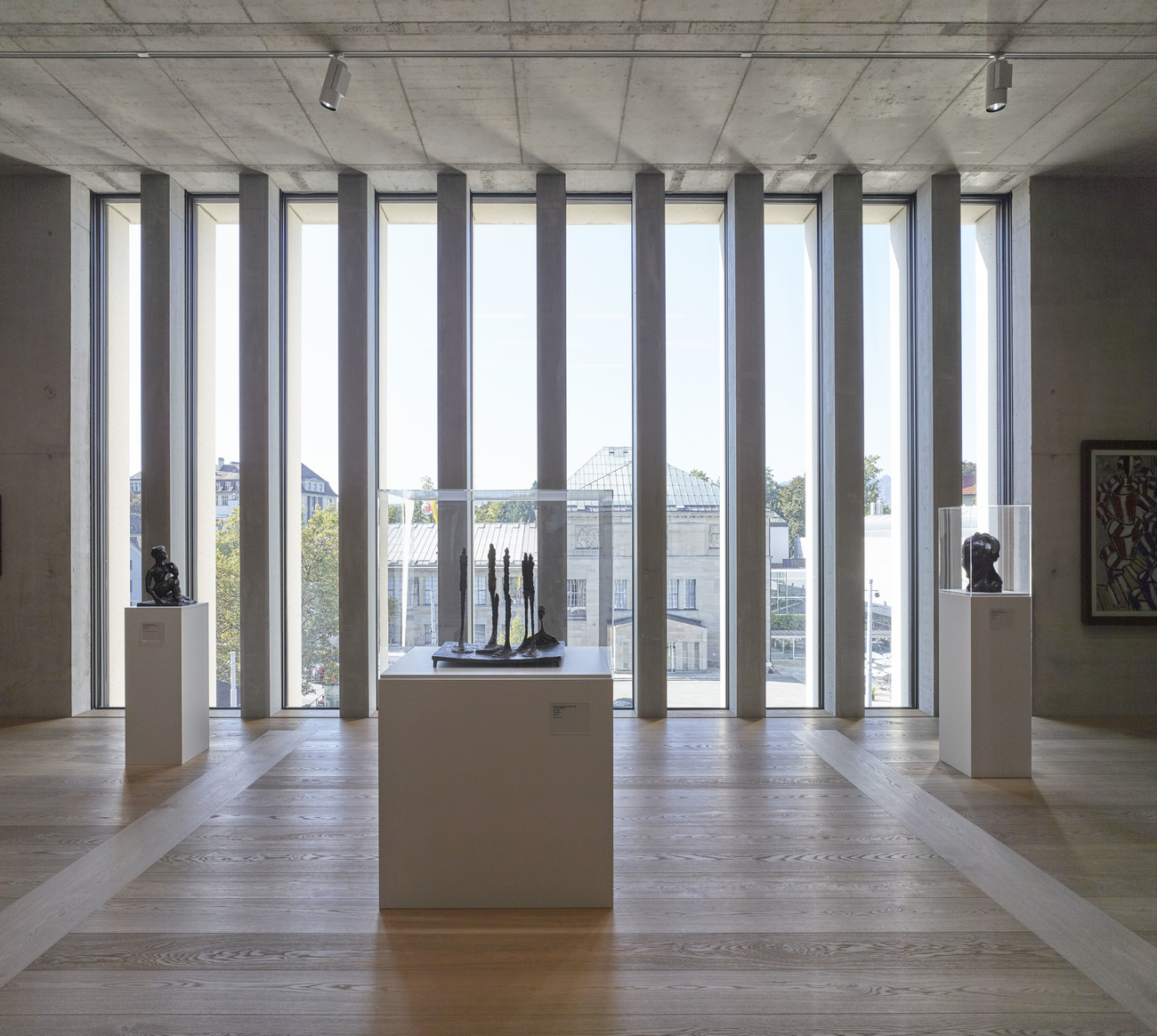 Kunsthaus Zürich: Giacomettis no meio da galeria, com vista para o prédio original do museu do outro lado da rua.