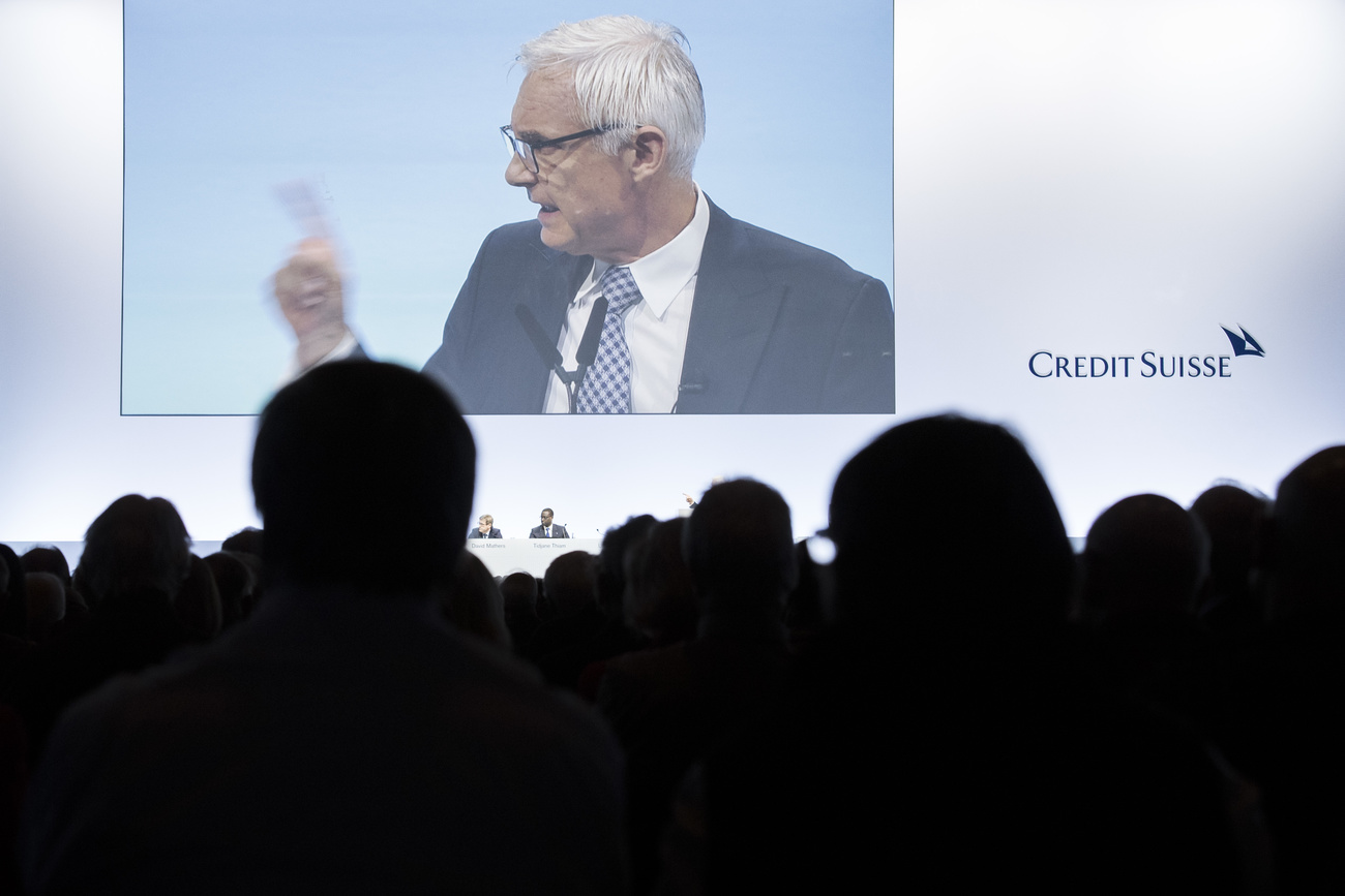 Urs Rohner discursa em uma reunião de acionistas do Credit Suisse em 2016