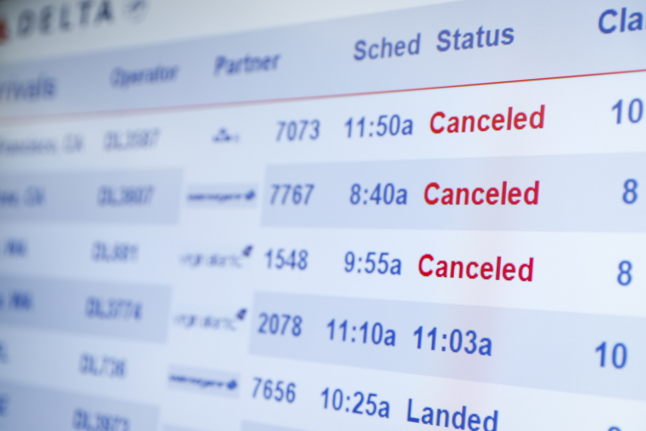 Le cancellazioni dei voli vengono visualizzate sul sistema di visualizzazione delle informazioni di volo.