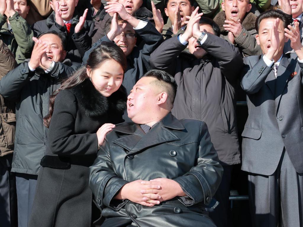 Kim Jong Un Tochter: Ein Blick hinter die Kulissen von Nordkoreas geheimnisvollem Nachwuchs Was sagen Experten zu ihrer Rolle?