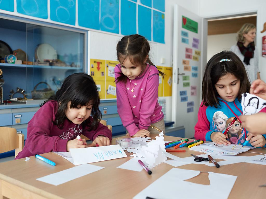 drei kleine Mädchen beim Zeichnen in der Kita