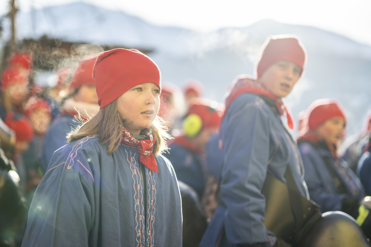 Mädchen und Junge in blauem Gewand mit roter Mütze